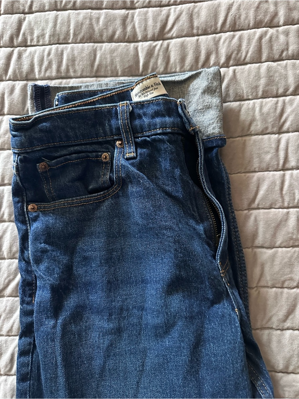 Abercrombie & Fitch High-Rise relaxed fit Jeans in Dark Blue